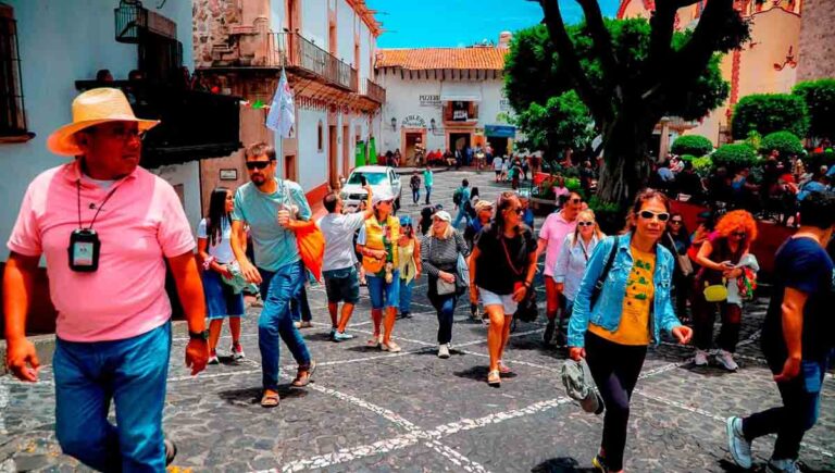 Turistas internacionales pueblo mágico
