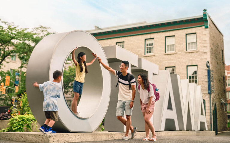 ExpoMayoristas ByWard-Market-Ottawa-Sign-Family-P16853-Credit-Ottawa-Tourism
