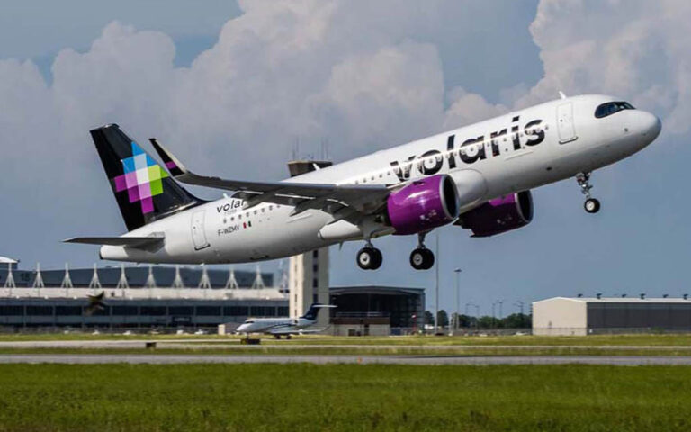 Volaris avión despegando